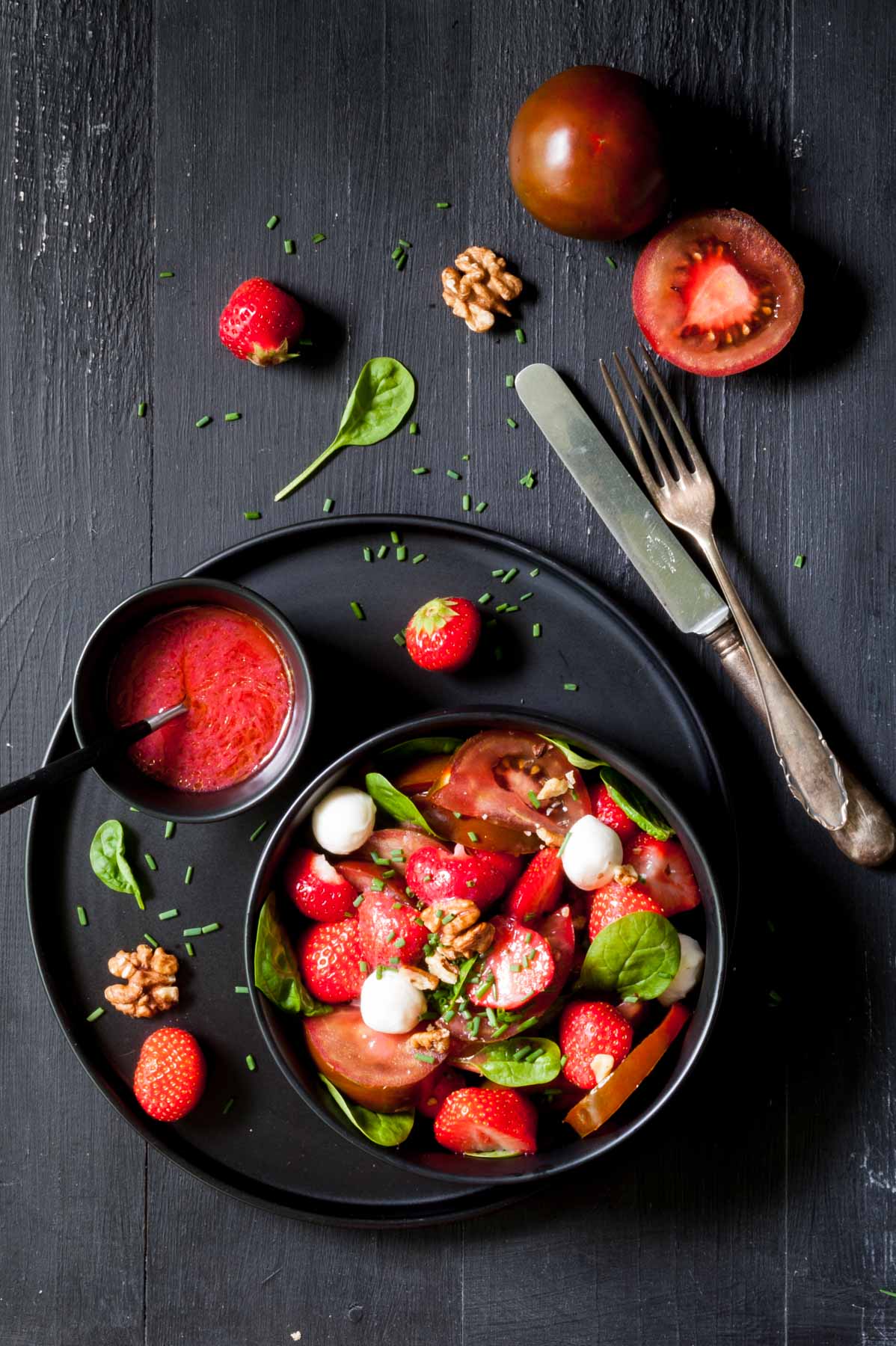 Salade de tomates, fraises, épinards et mozzarella