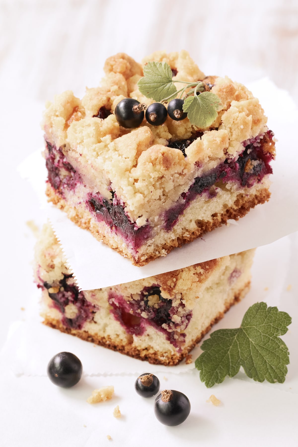 Deux parts de crumb cake au cassis empilées l'une sur l'autre