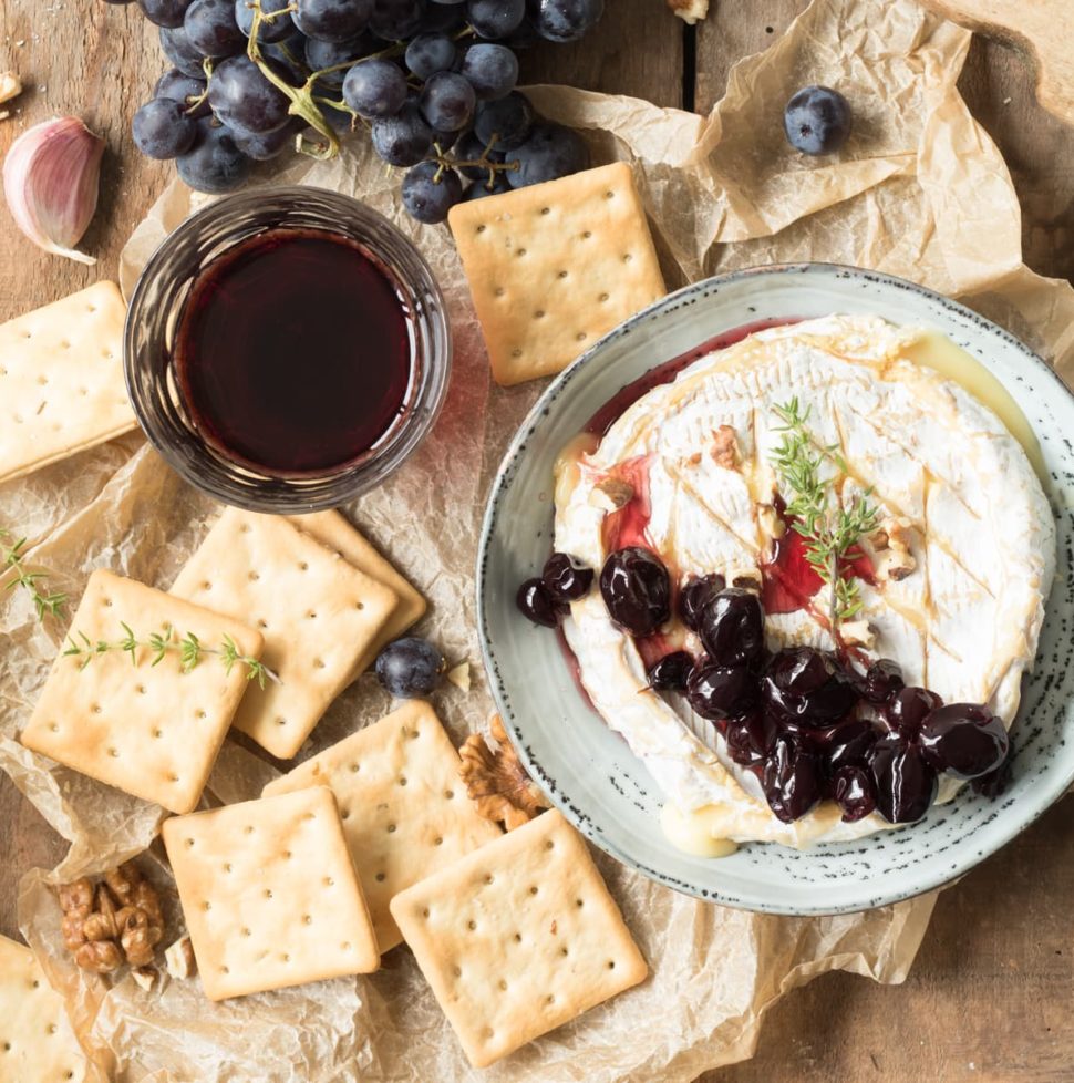 Camembert rôti aux raisins confits au Porto et au thym