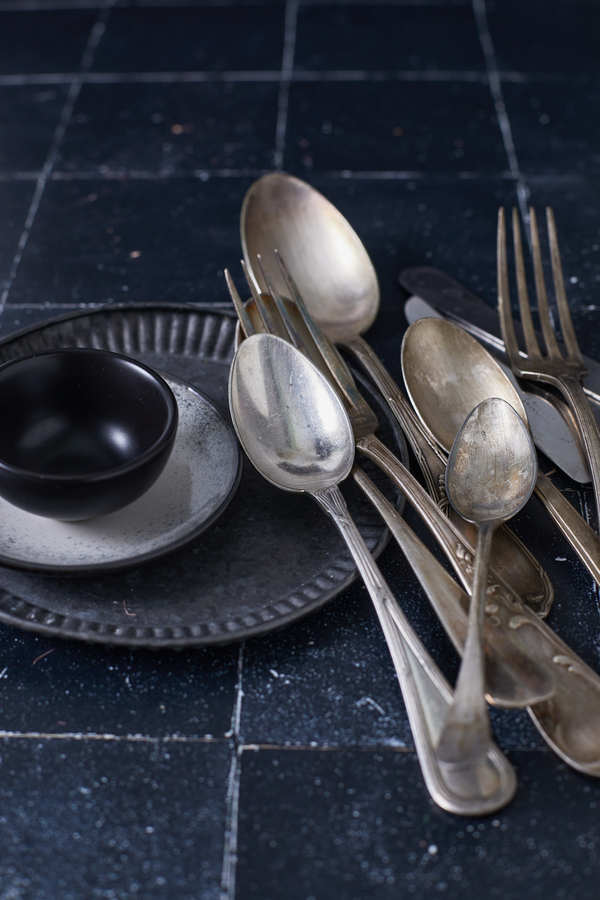 Les couverts, de préférence vintage