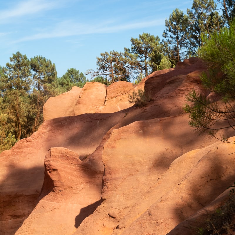 Carrière d'ocres à ciel ouvert à proximité du village de Roussillon - Sentier des ocres en Provence - France