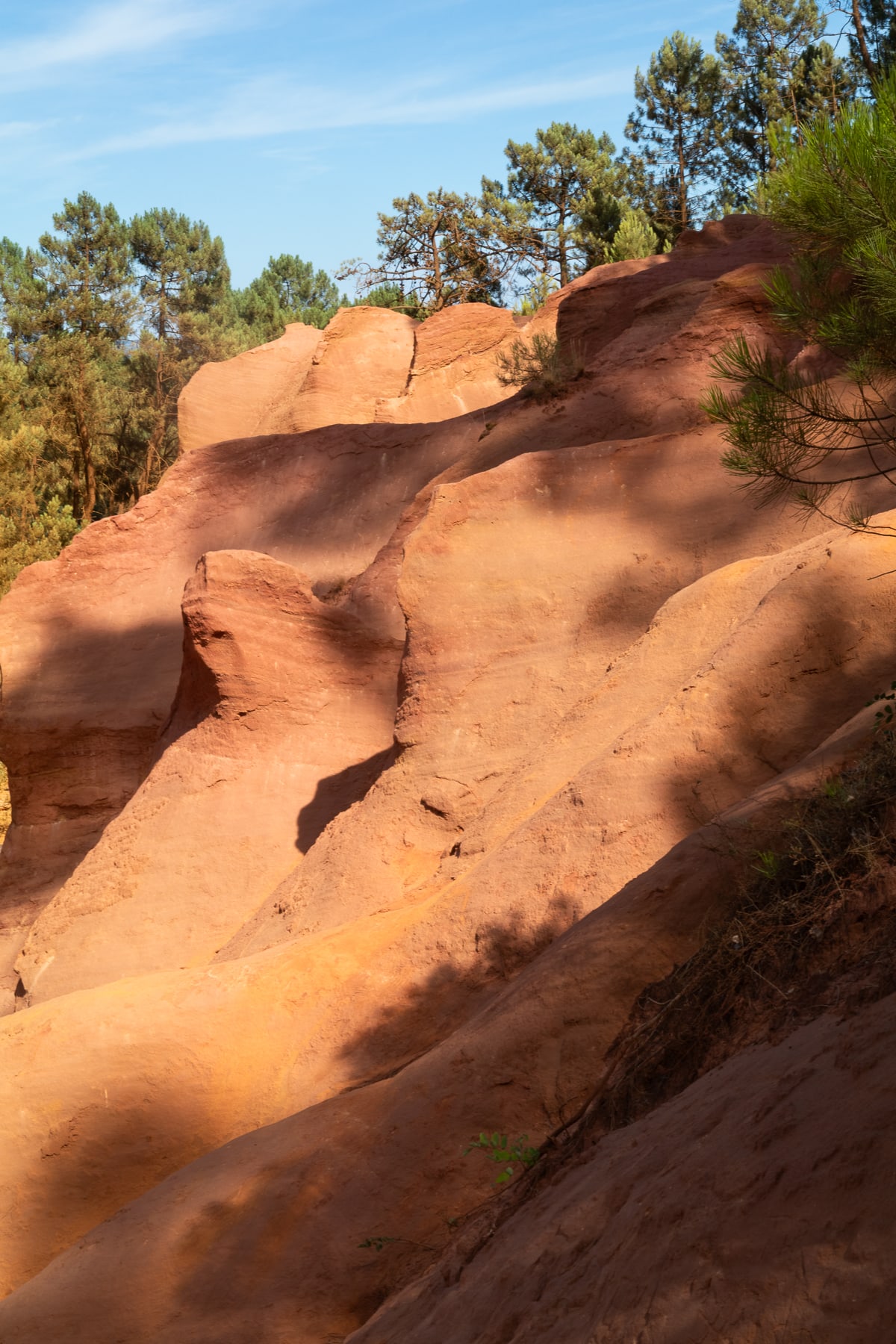 Carrière d'ocres à ciel ouvert à proximité du village de Roussillon - Sentier des ocres en Provence - France