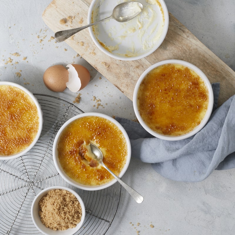 Des ramequins de crème brûlée à la vanille ; l'un d'eux a déjà été dévoré !