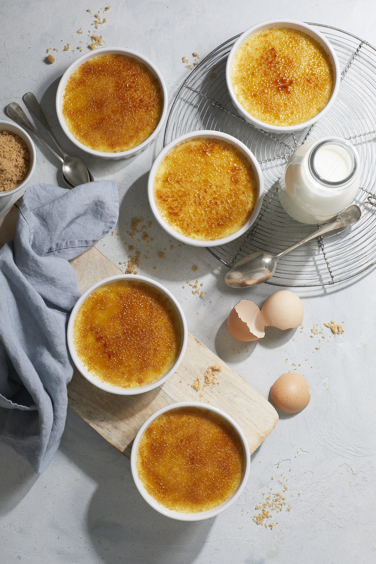 Crème brûlée à la vanille avec une croûte de sucre caramélisé dorée.