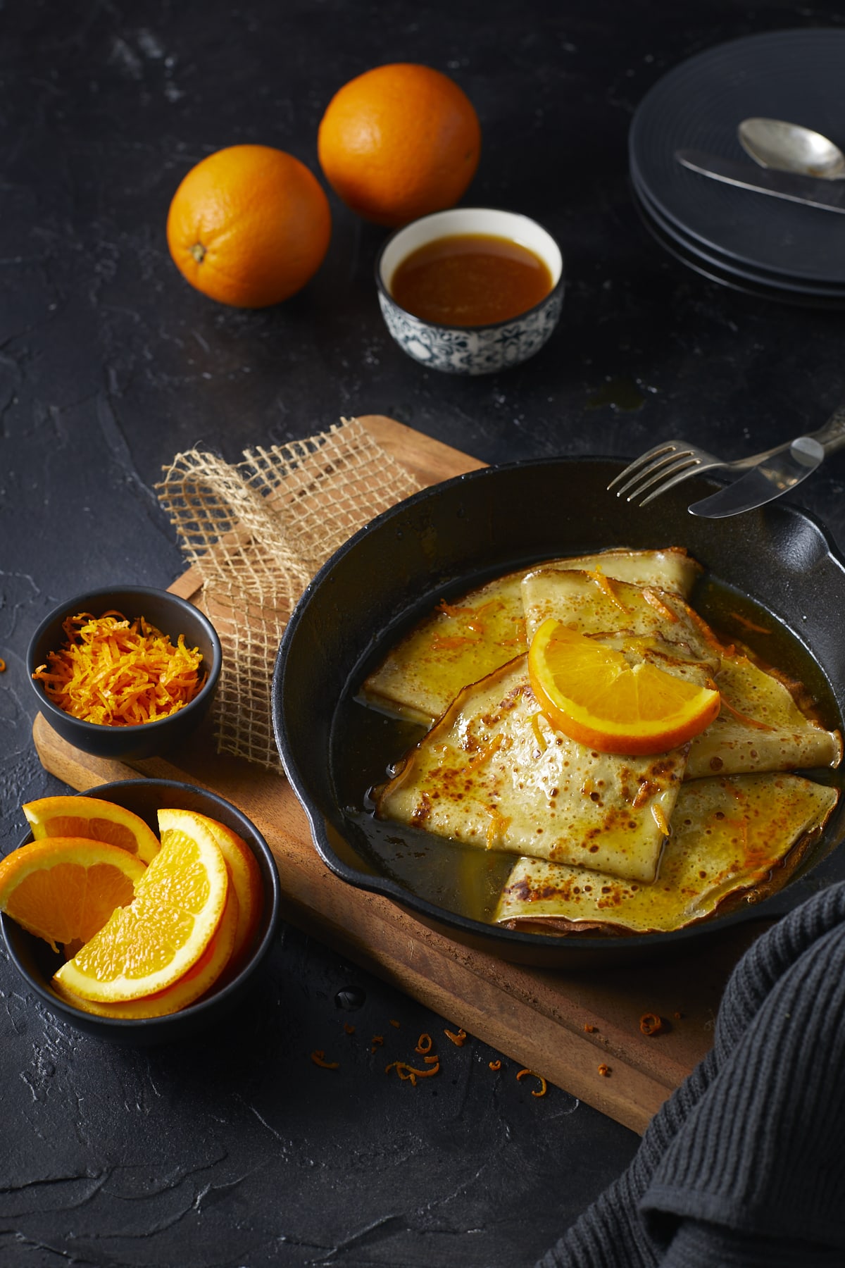 Crêpes Suzette réchauffées dans le beurre à l'orange.