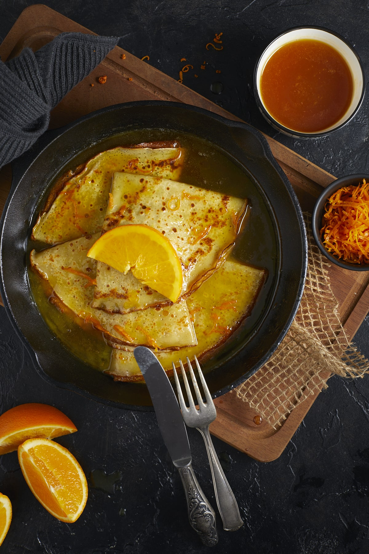 Crêpes Suzette maison nappées d'une sauce à l'orange