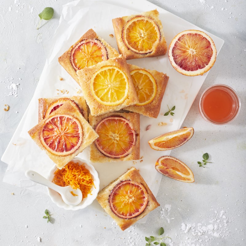 Des morceaux de gâteau renversé aux oranges sanguines photographiés en flatlay
