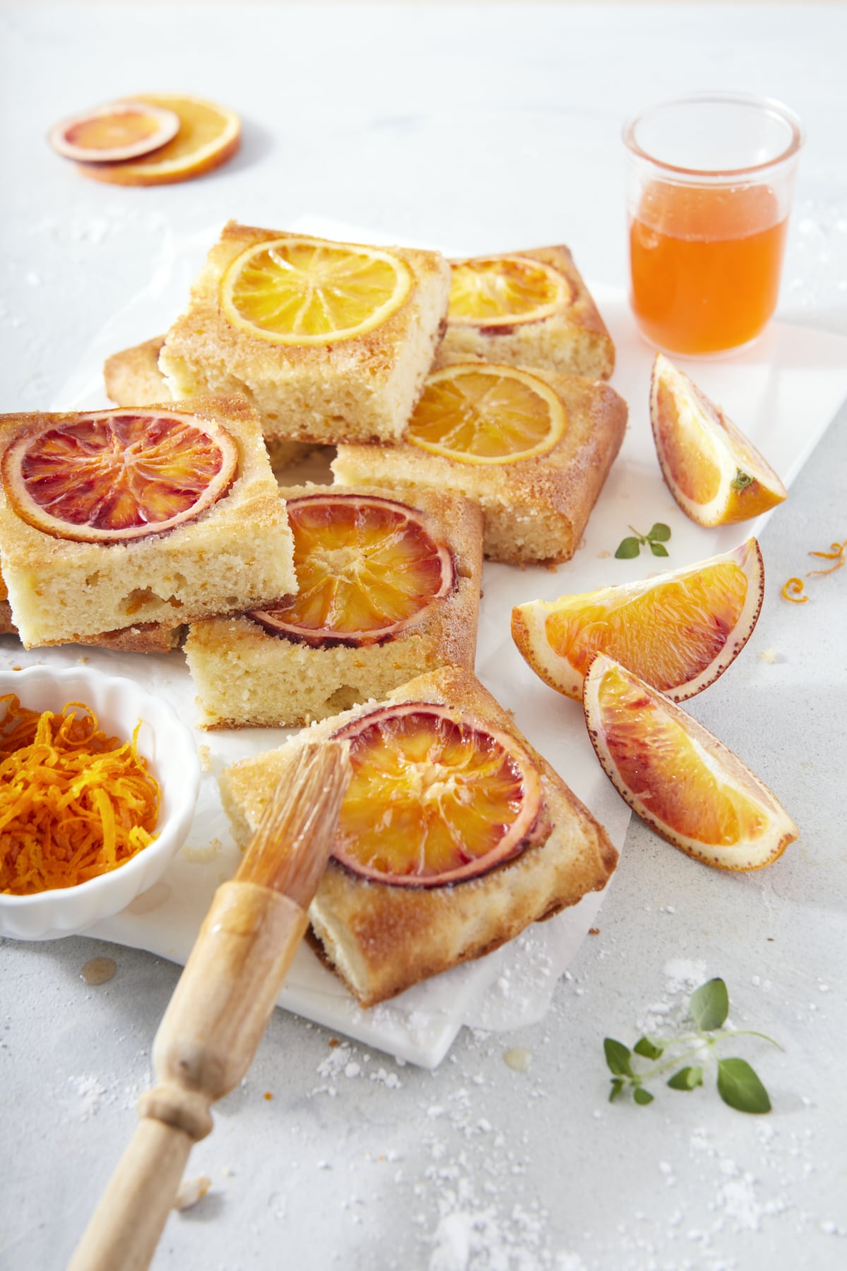 Des morceaux de gâteau renversé aux oranges sanguines, empilés après imbibage au sirop