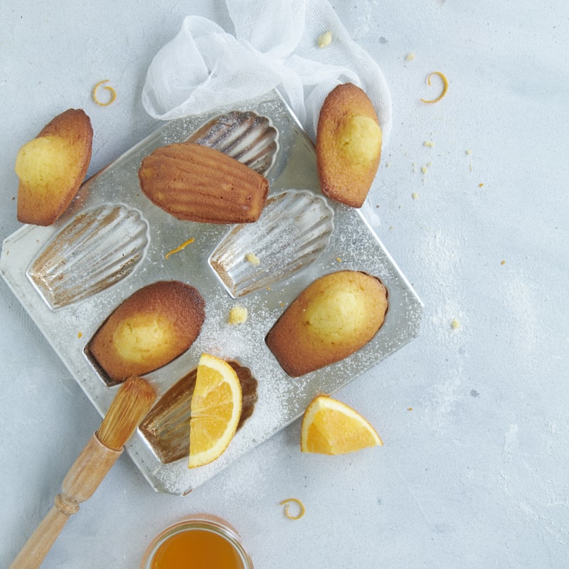 Madeleines aux oranges tout juste démoulées.