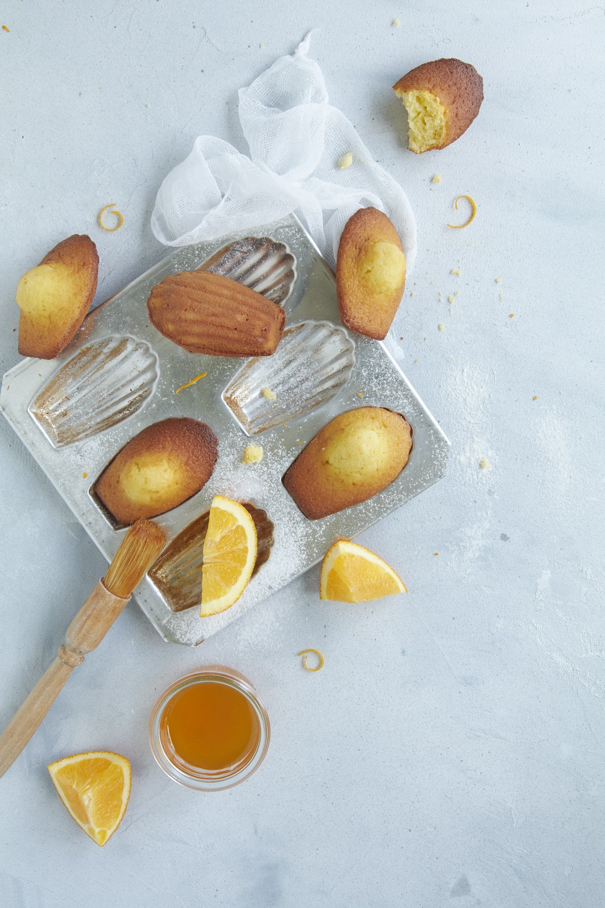 Madeleines aux oranges moelleuses avec une belle bosse.