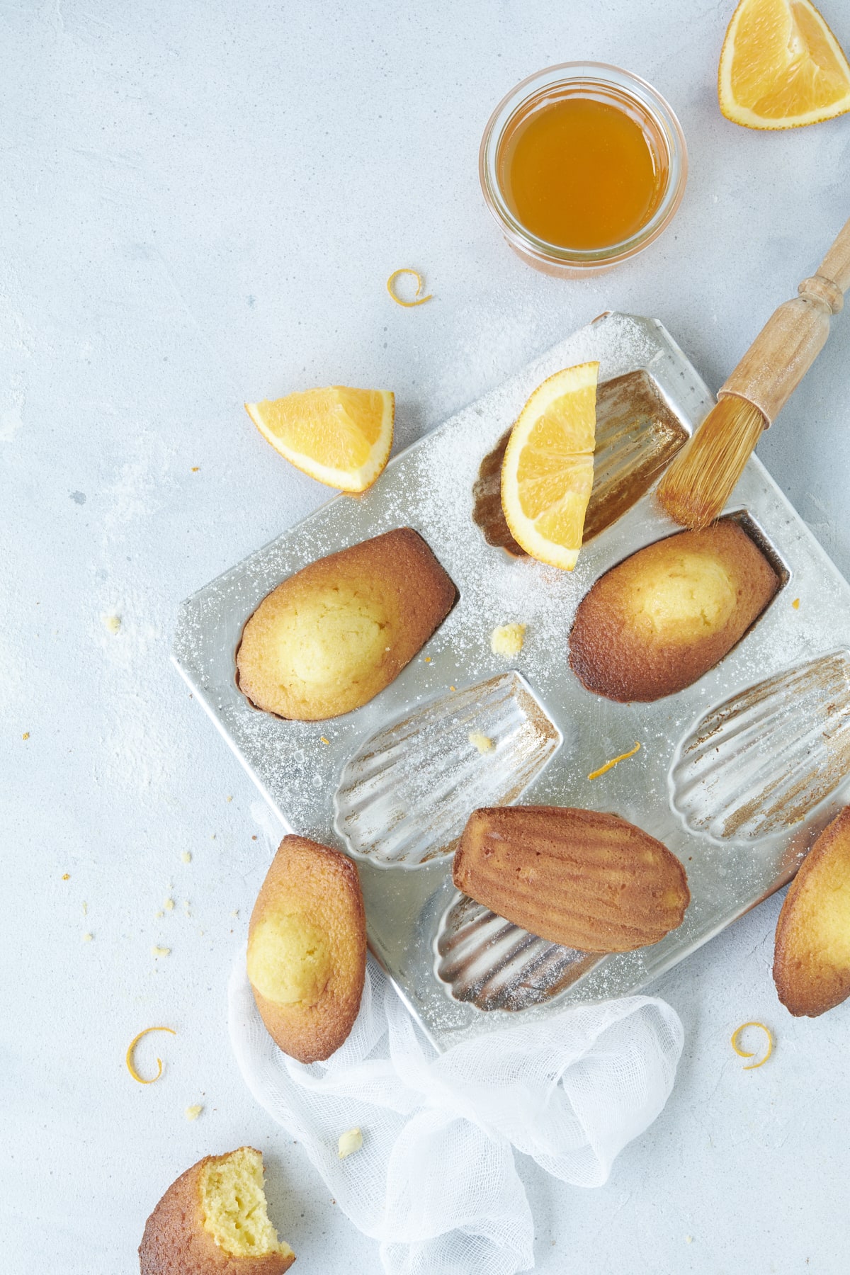 Madeleines aux oranges nappées d'un sirop d'orange.