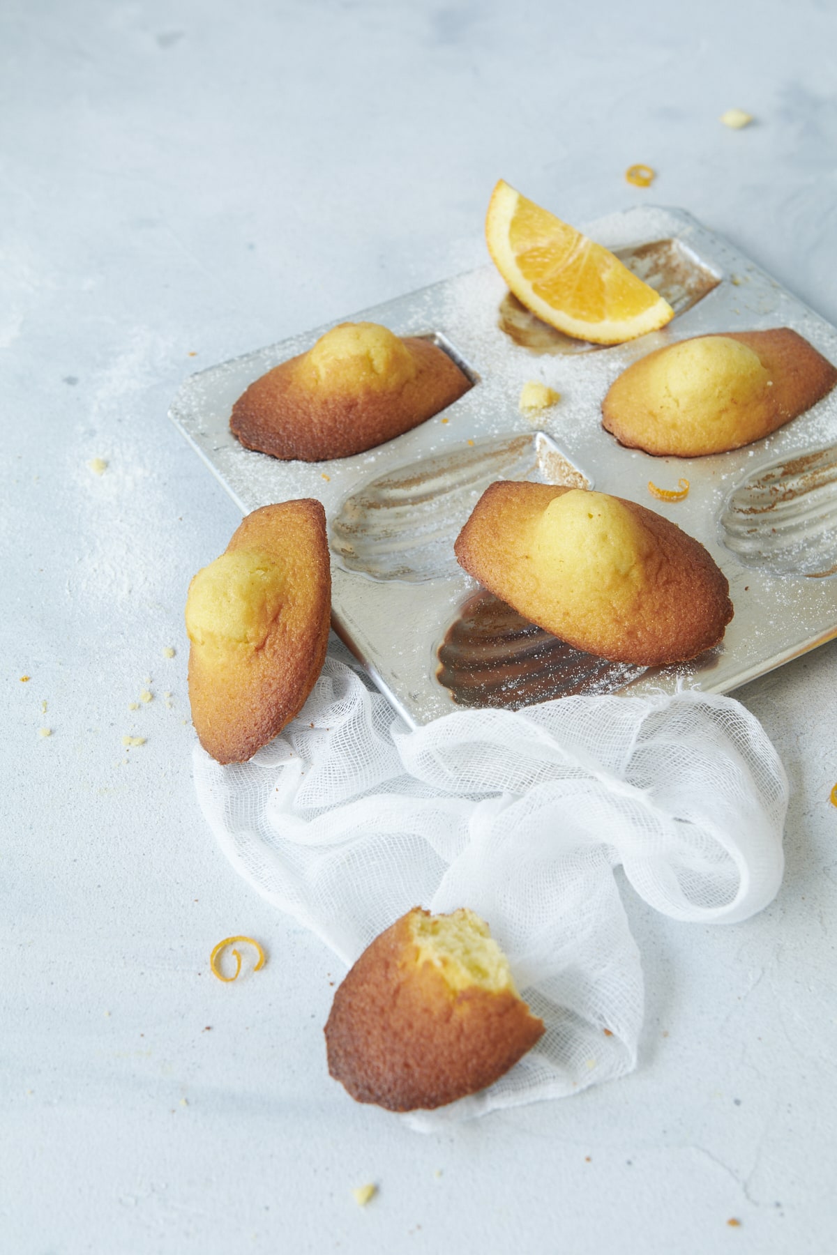 Des madeleines à l'orange à peine démoulées.
