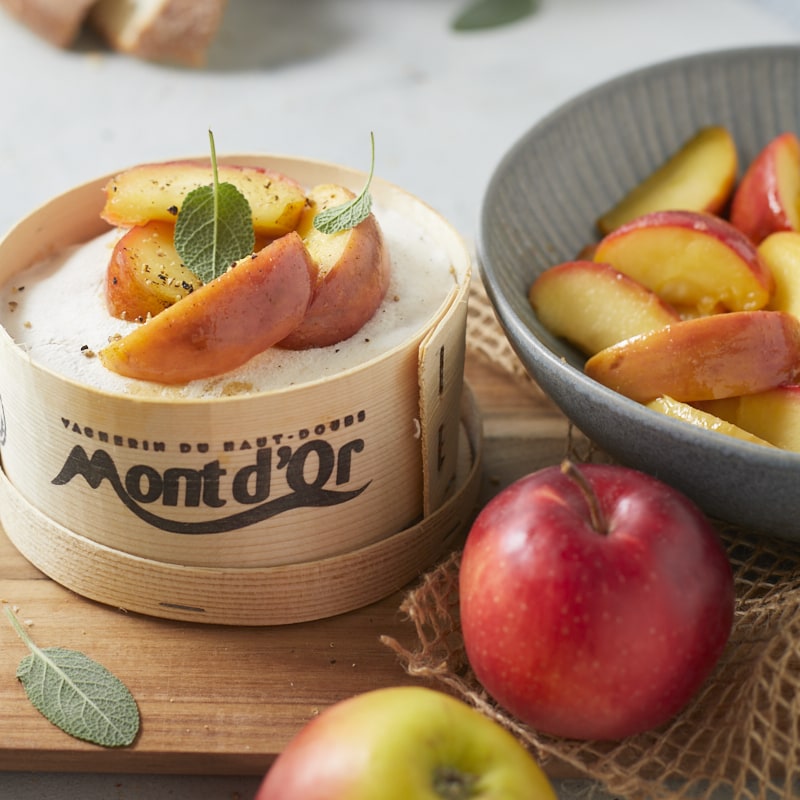 Pommes fondantes au miel et à la sauge pour accompagner un Mont d'Or sorti du four.