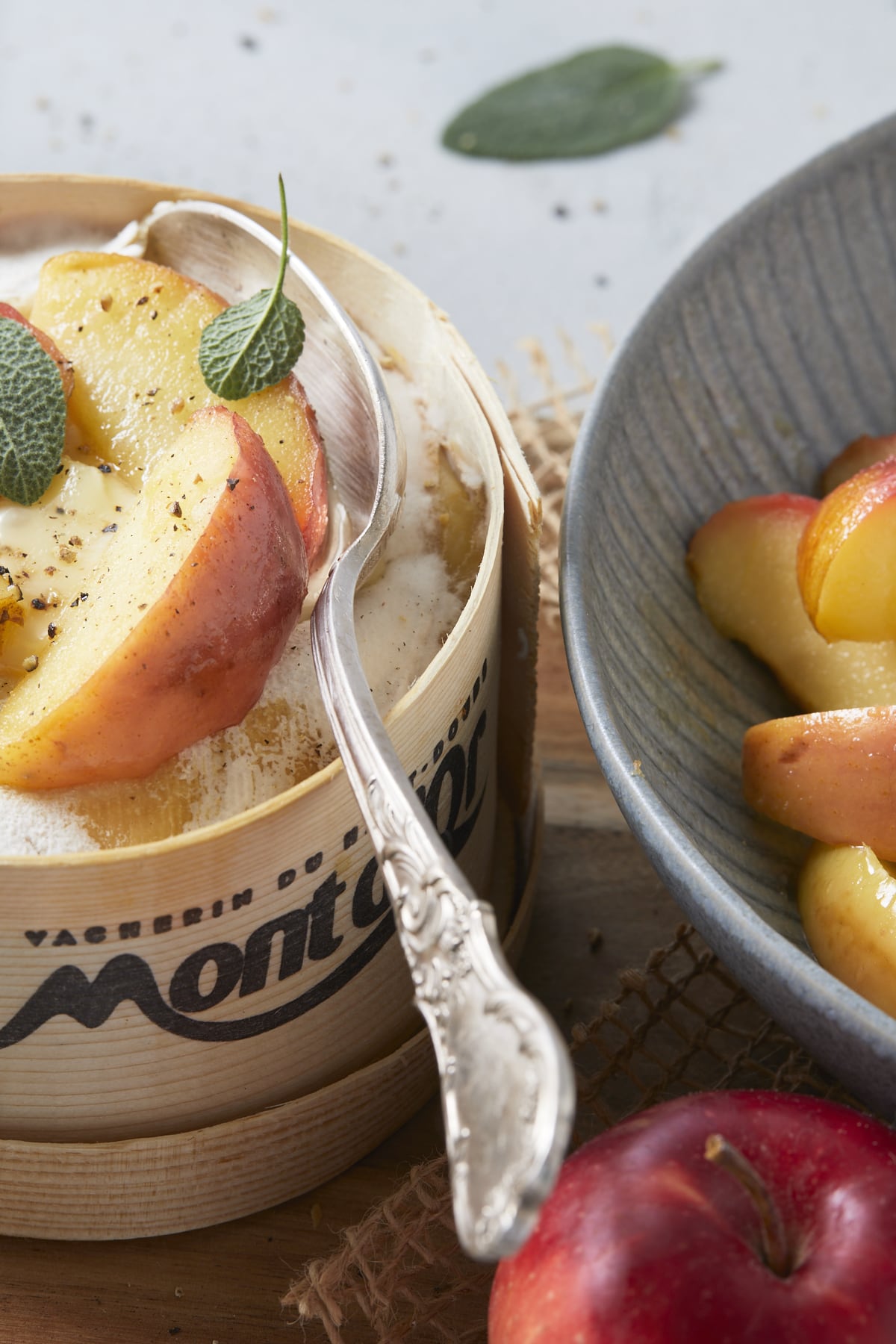 Gros plan sur un Mont d'Or rôti accompagné de pommes fondantes.