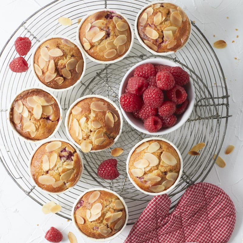 Muffins aux framboises et aux amandes dorés à la sortie du four