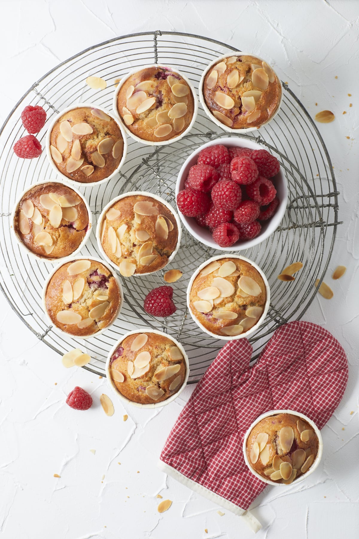 Muffins aux framboises présentés sur une grille de refroidissement