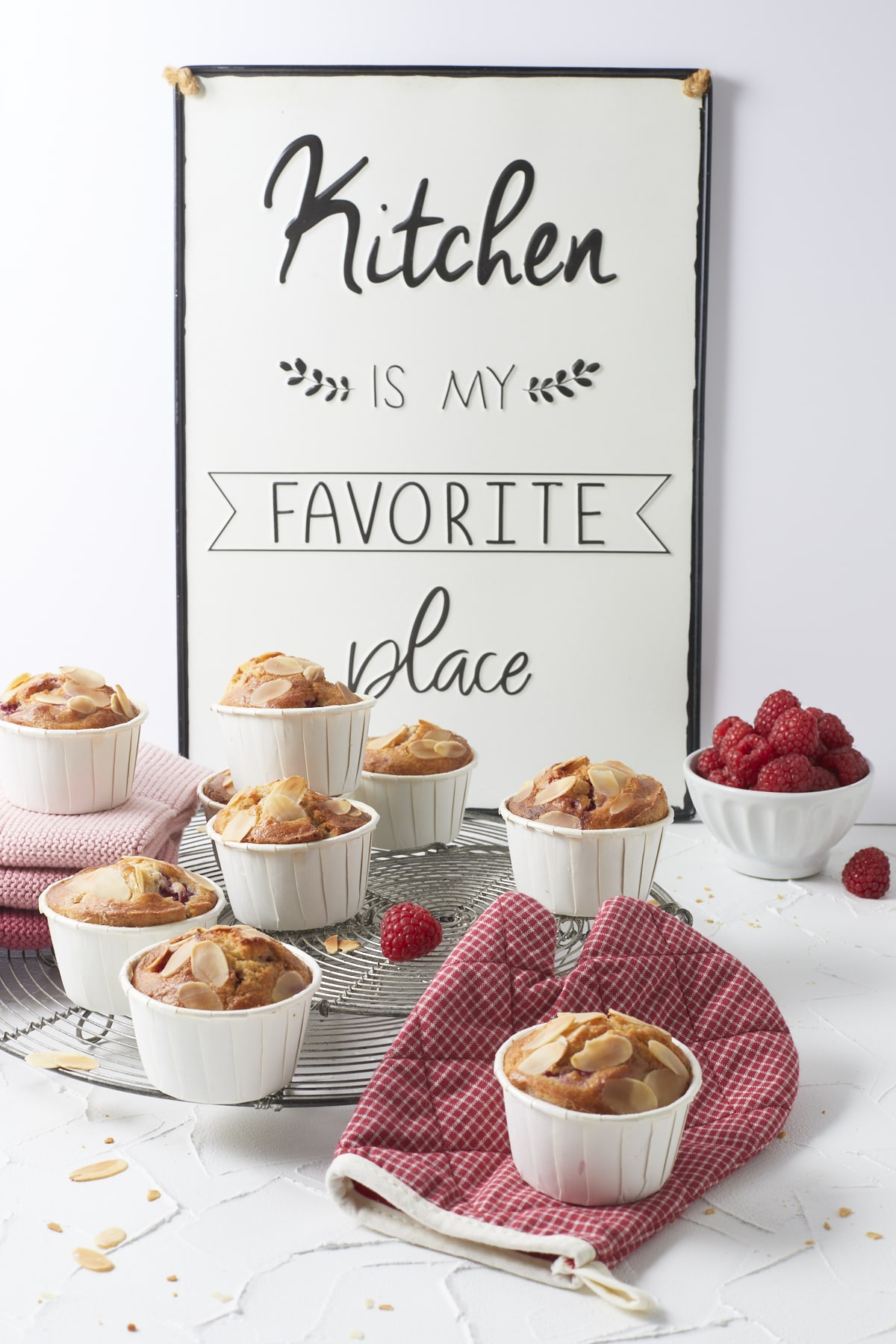 Muffins aux framboises et aux amandes servis pour le goûter