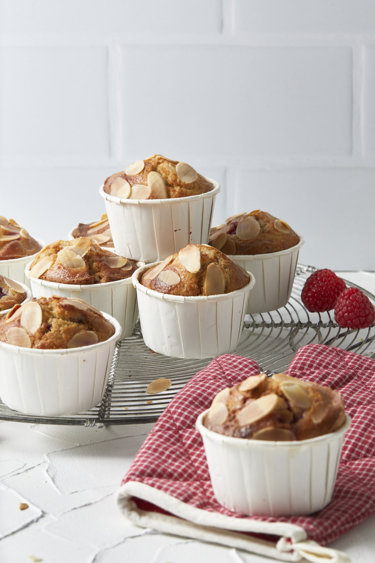 Gros plans sur des muffins aux framboises et aux amandes
