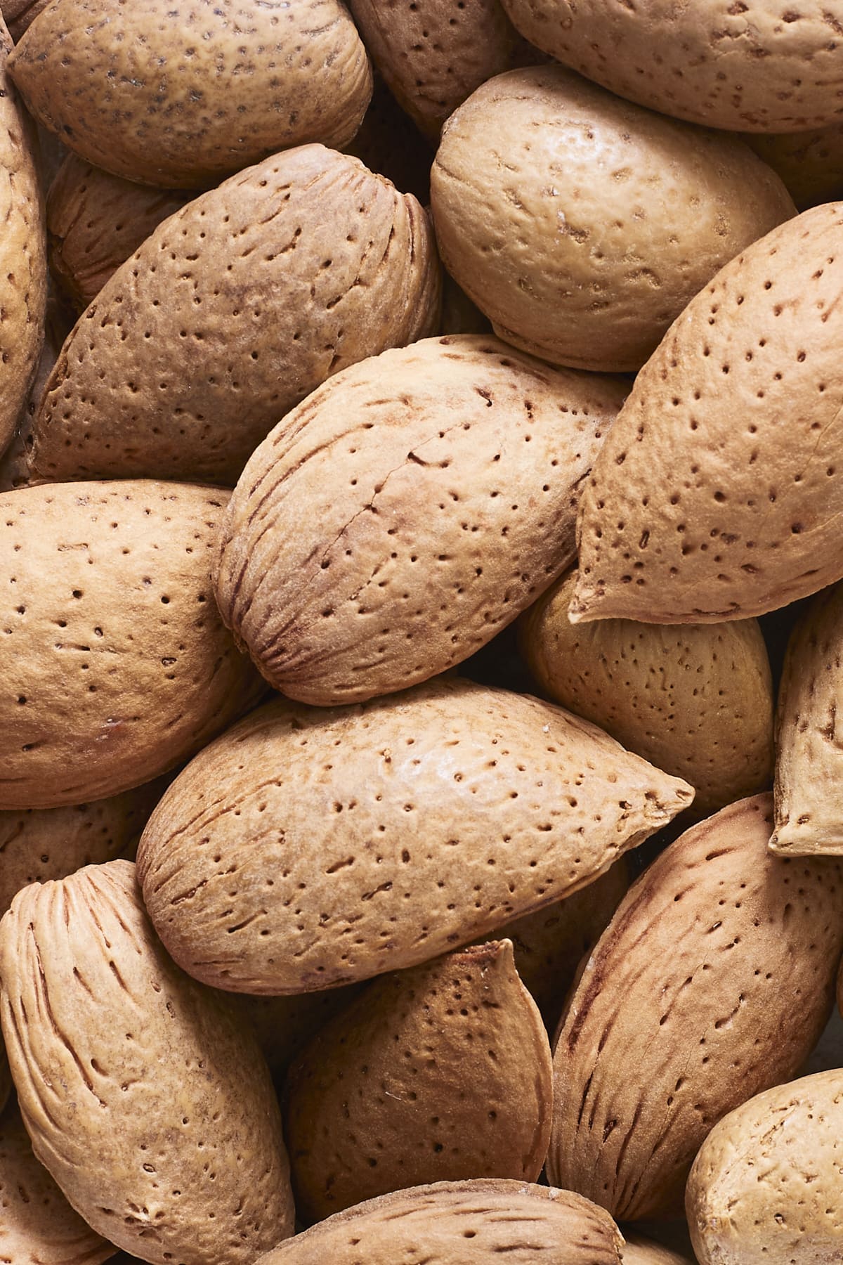 Des amandes non décortiquées.