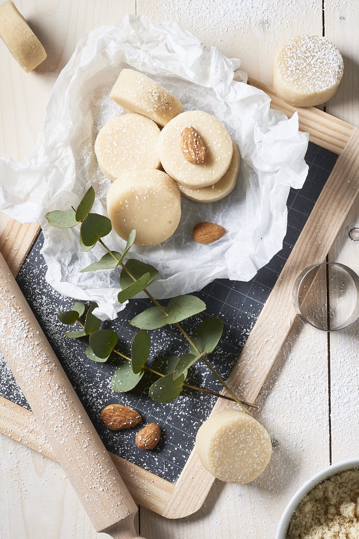 De la pâte d'amande faite maison, posée sur une petite ardoise d'écolier.
