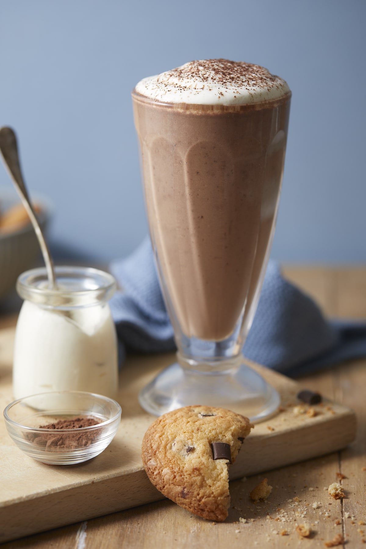 Smoothie avocat cacao très crémeux et un cookie déjà mordu !