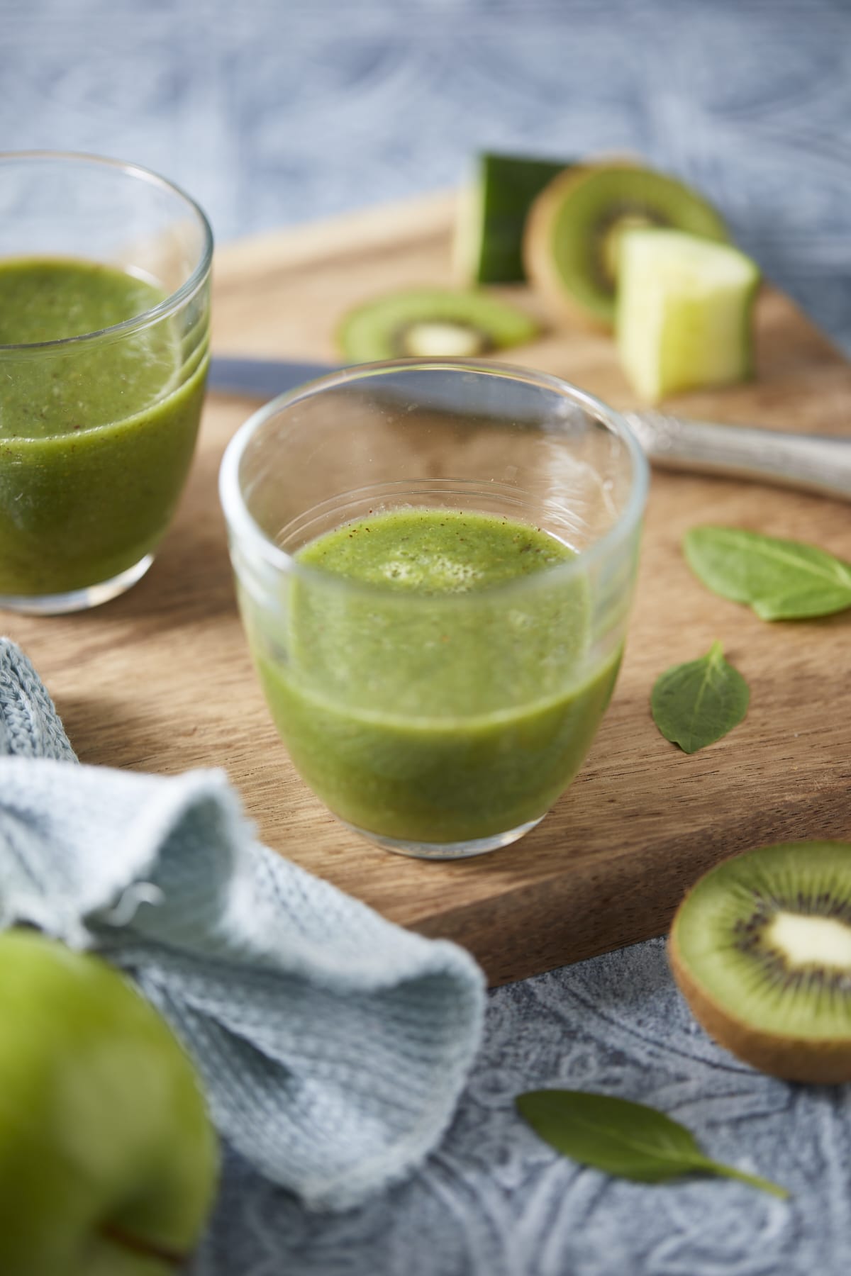 Smoothie vert onctueux préparé avec pomme, kiwi, concombre et épinards