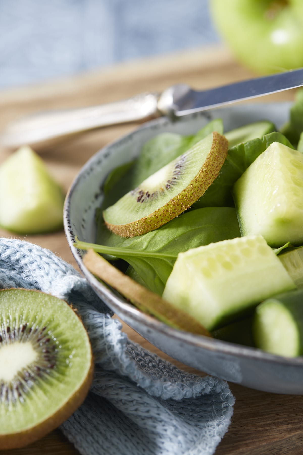 Concombre, kiwi et jeunes pousses d'épinards pour préparer un smoothie vert maison