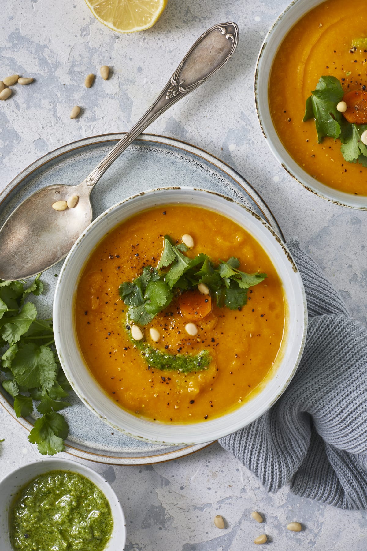 Soupe de carottes aux lentilles corail sur une table d'hiver.
