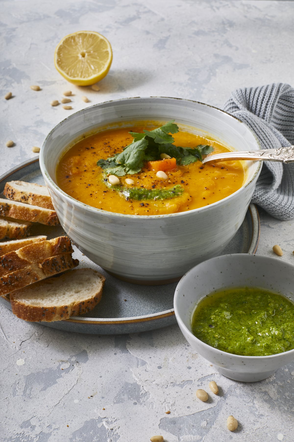 Gros plan sur une soupe de carottes aux lentilles corail.