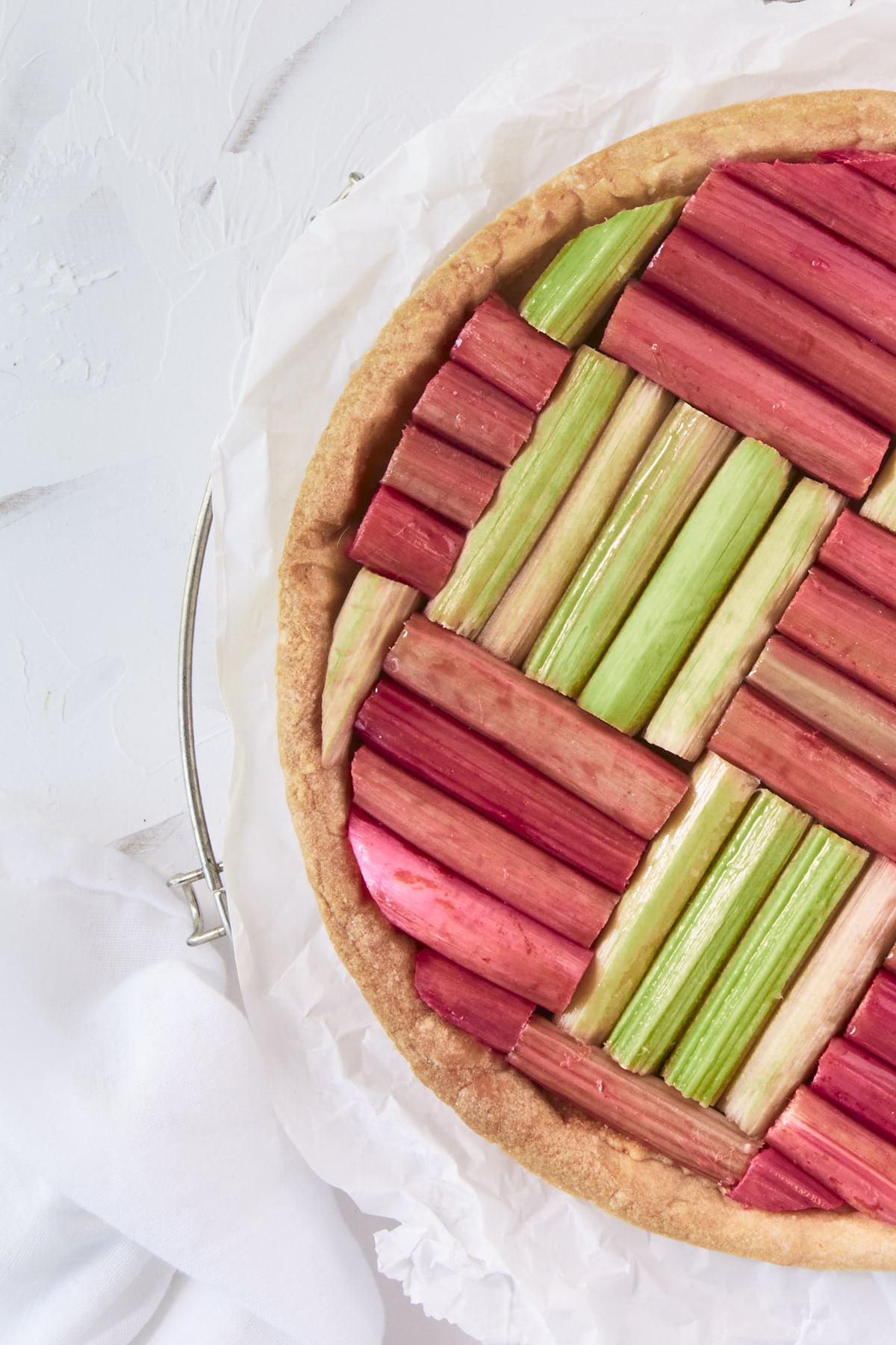 Une tarte géométrique à la rhubarbe présentée une grille.
