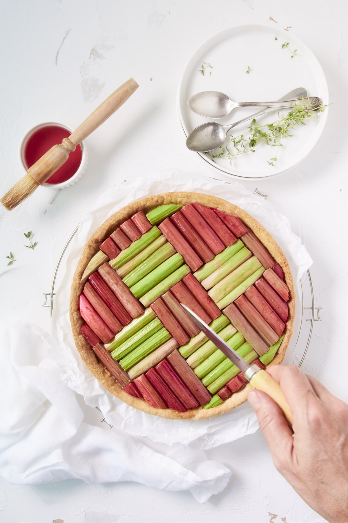 Une tarte géométrique à la rhubarbe sur le point d'être découpée.