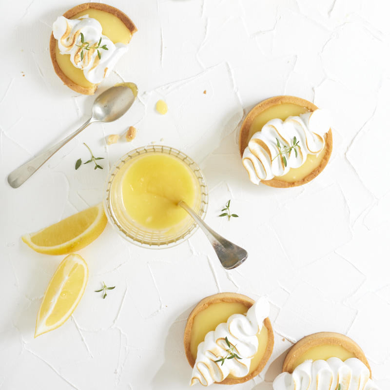 Tartelettes citron meringuées et crème au citron vues de dessus