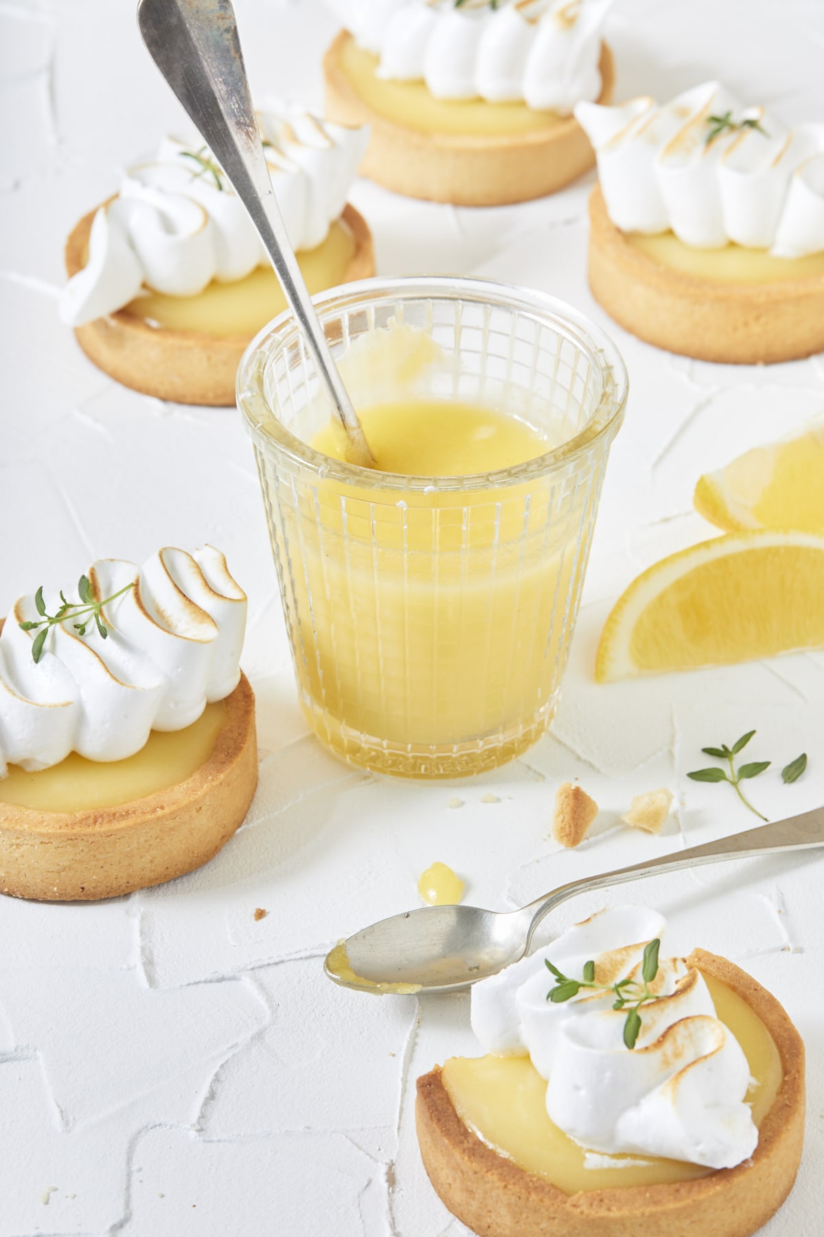 Crème au citron maison entourée de tartelettes citron meringuées