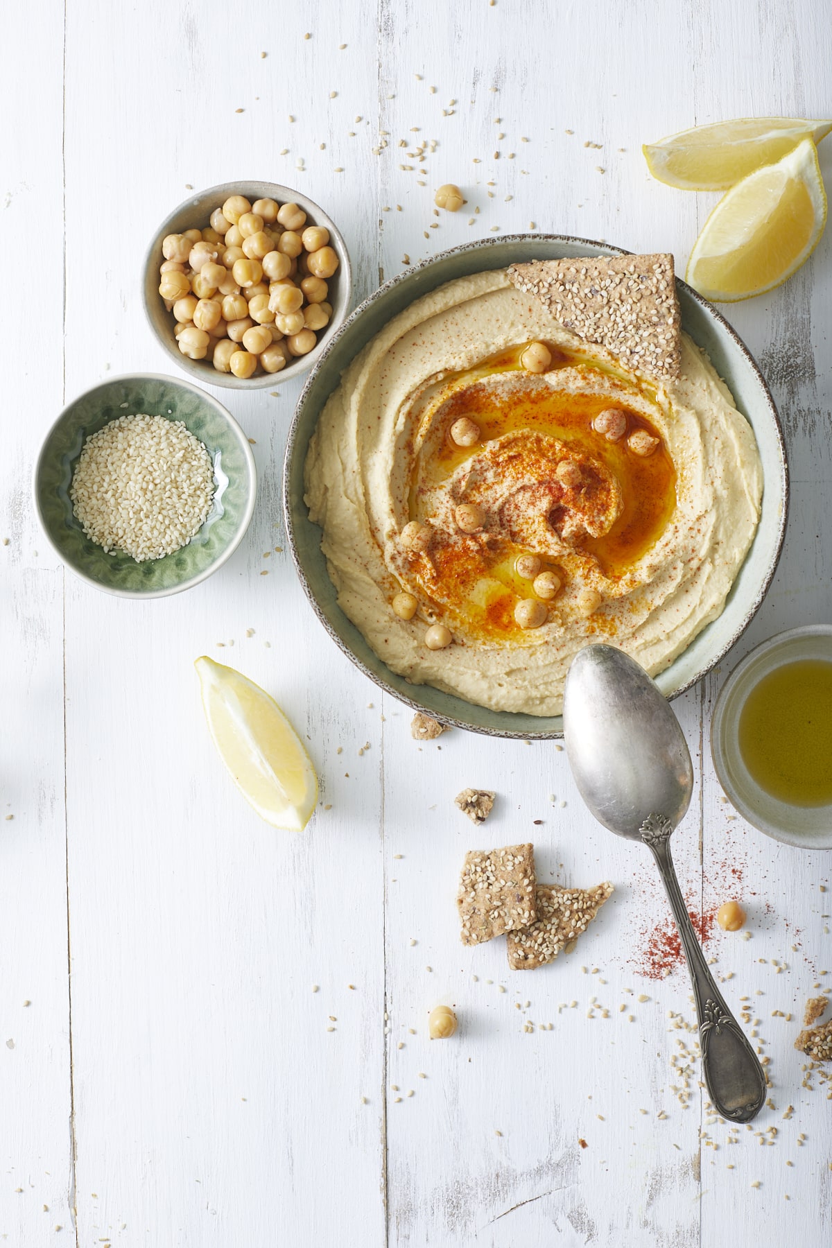 Houmous classique crémeux garni d'huile d'olive et de paprika