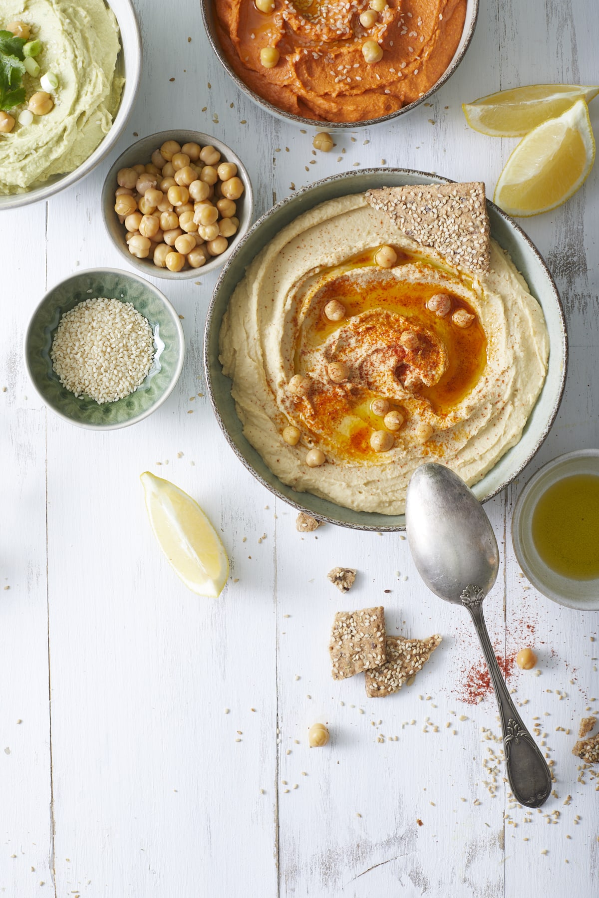 Trio de houmous accompagné de leurs garnitures.