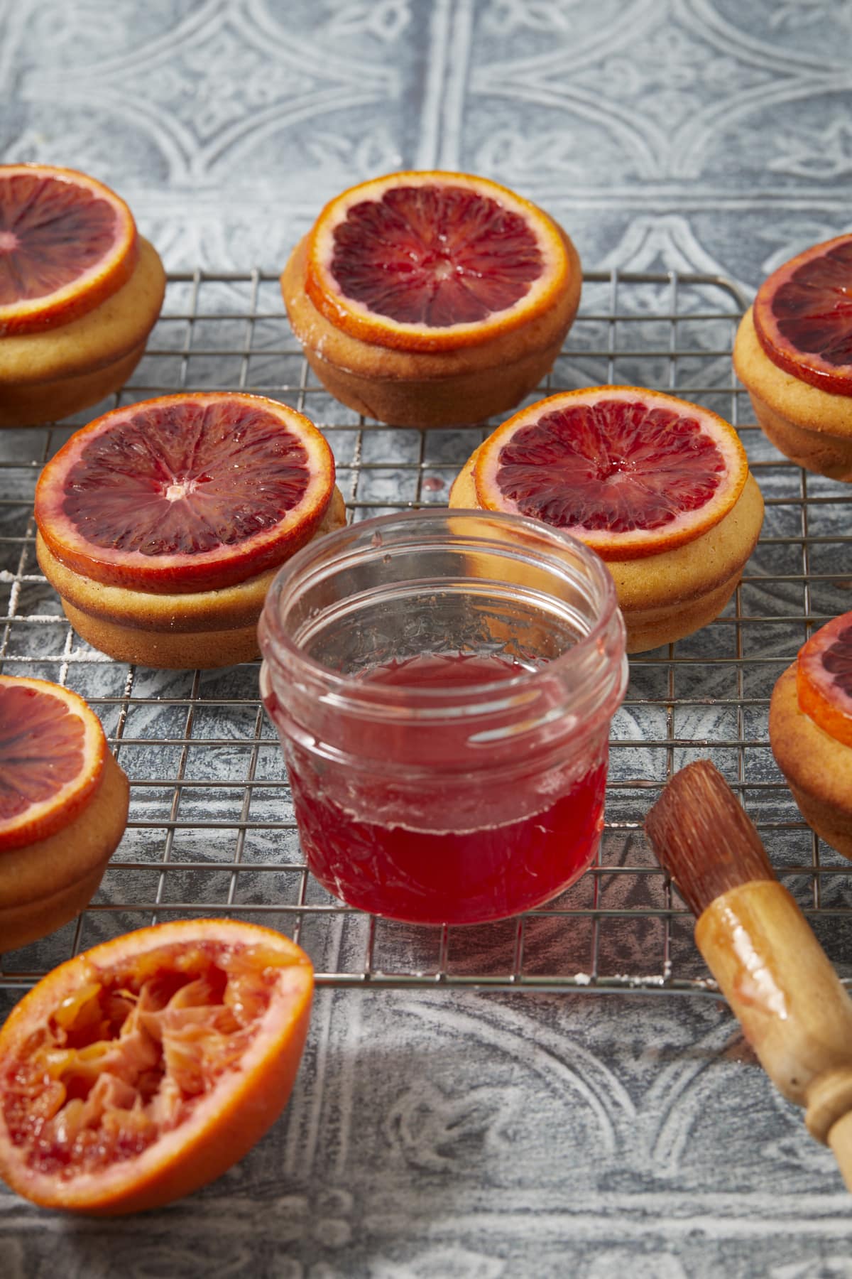 Gros plan sur des mini-cakes aux oranges sanguines imbibés de sirop.