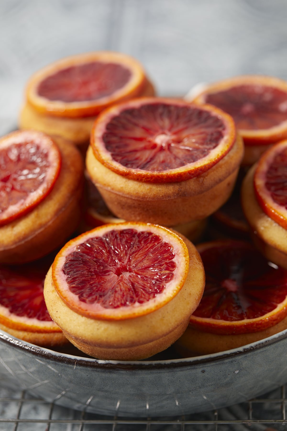 Très gros plan sur un plat de mini-cakes aux oranges sanguines.