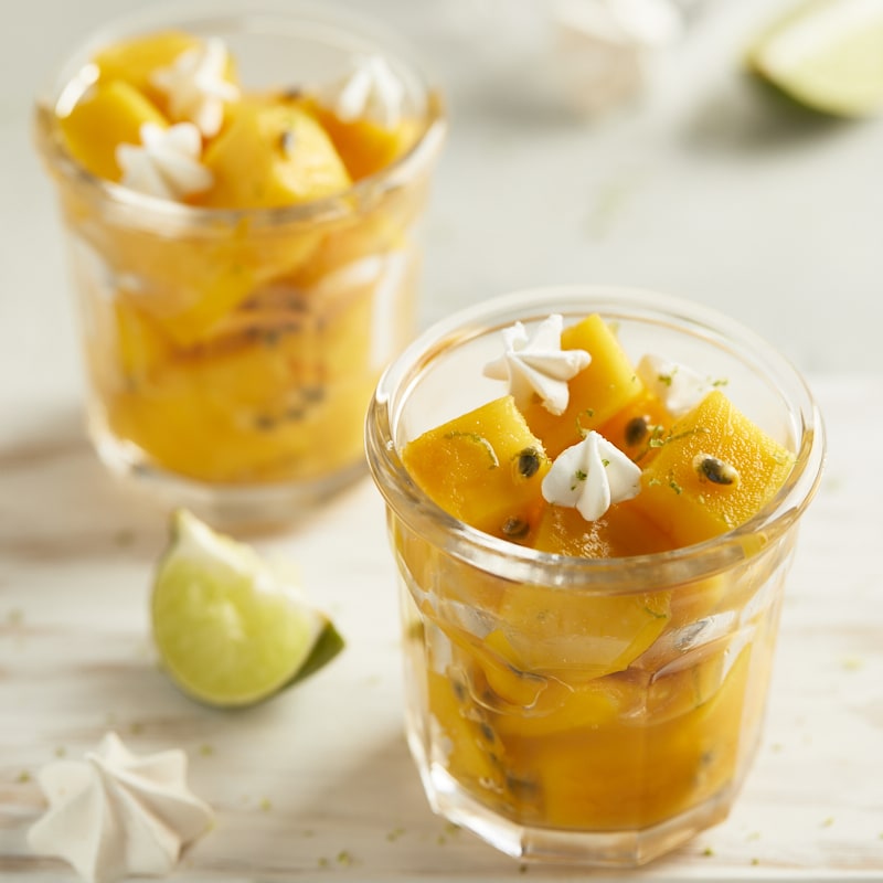 Salade de mangue, fruit de la passion et citron vert, arrosée de sirop de gingembre maison et décorée de mini meringues.