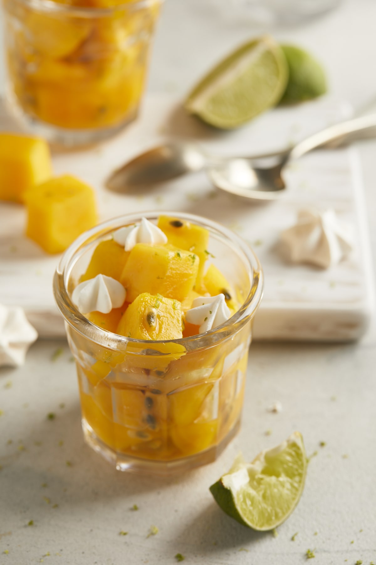 Salade de mangue, fruit de la passion et citron vert, arrosée de sirop de gingembre maison et décorée de mini meringues.