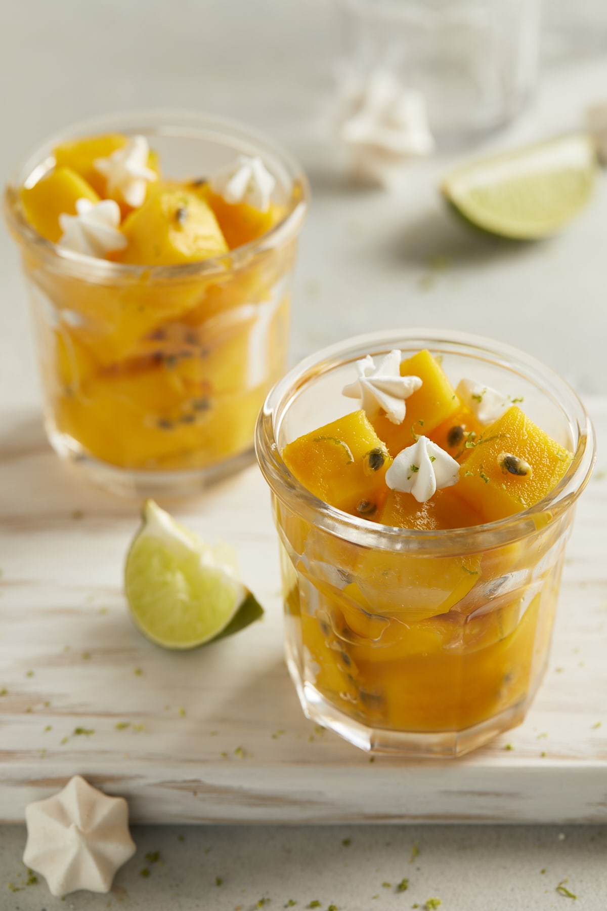 Salade de mangue, fruit de la passion et citron vert, arrosée de sirop de gingembre maison et décorée de mini meringues.