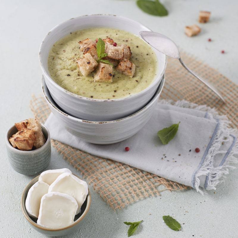 Soupe froide de courgettes au fromage de chèvre et à la menthe