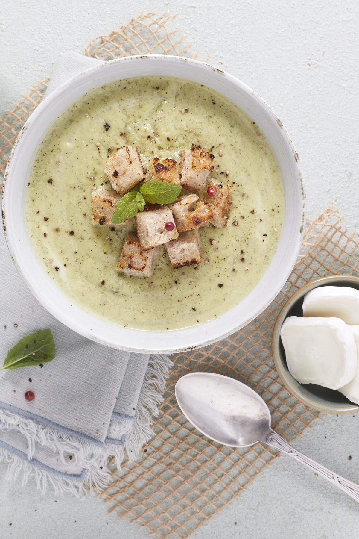 Soupe froide de courgettes au fromage de chèvre et à la menthe
