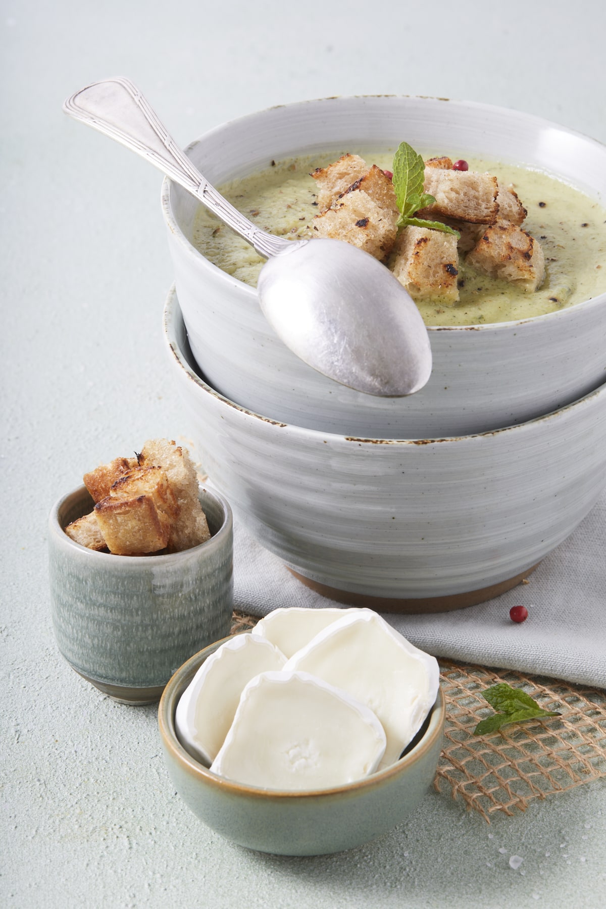 Soupe froide de courgettes au fromage de chèvre et à la menthe