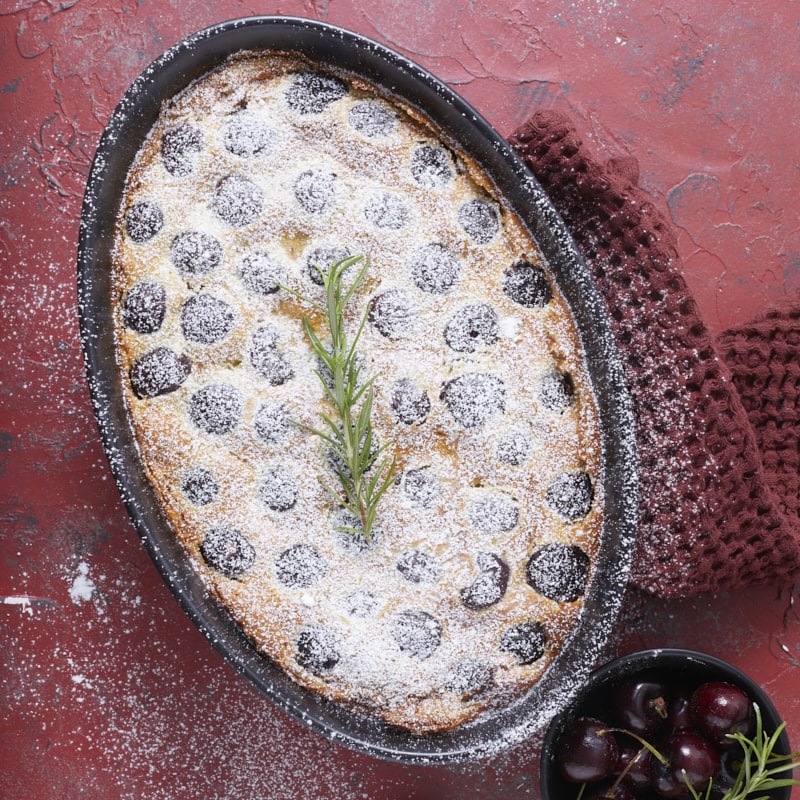 Clafoutis aux cerises et au romarin saupoudré de sucre glace