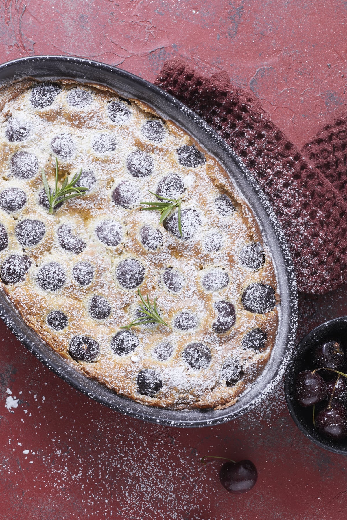 Clafoutis aux cerises parfumé au romarin