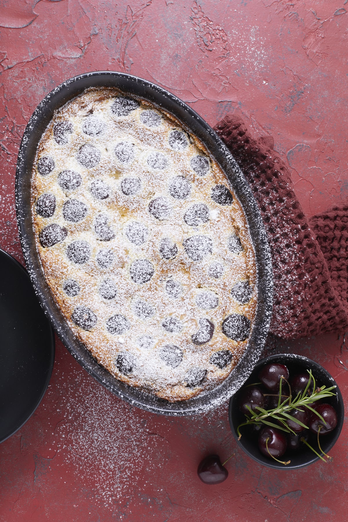 Clafoutis maison aux cerises et romarin vu de dessus