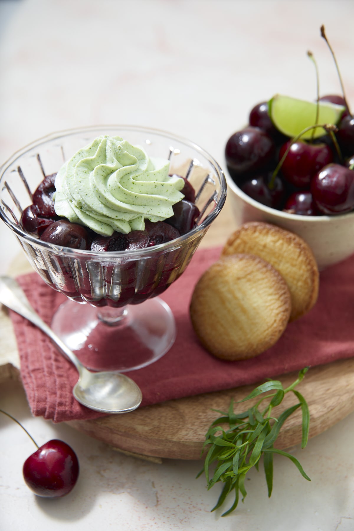 Compote de cerises et chantilly estragon pochée, accompagnée de galettes bretonnes
