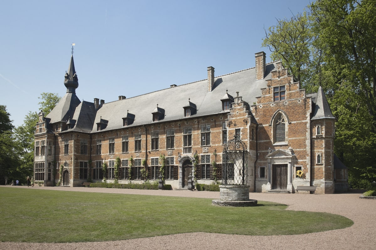 Vue sur le château de Grand-Bigard.