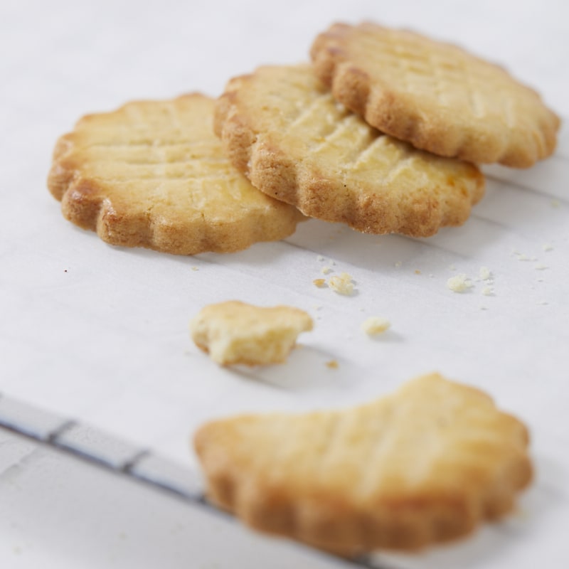 Des galettes bretonnes pur beurre posées sur une grille