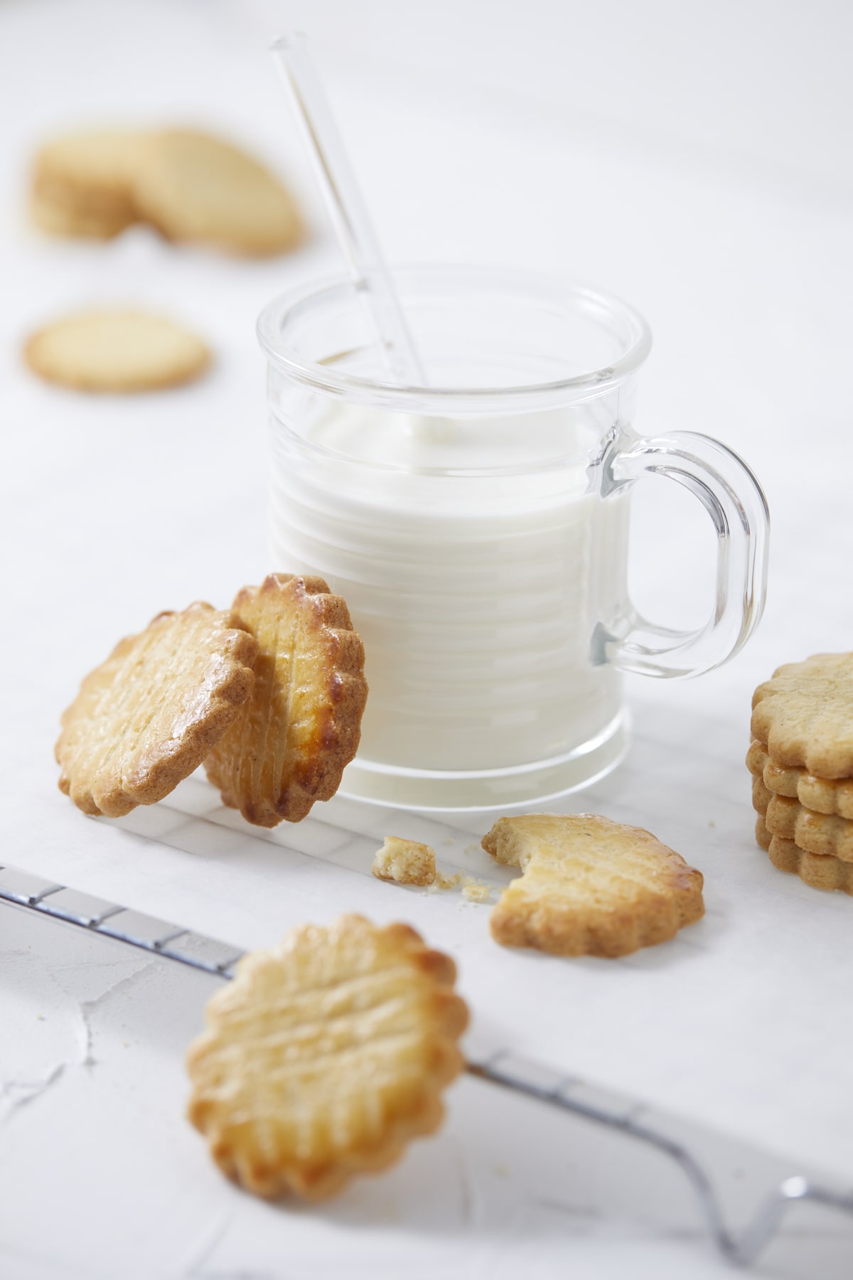 Un verre de lait et plusieurs galettes bretonnes bien dorées pour le goûter idéal !